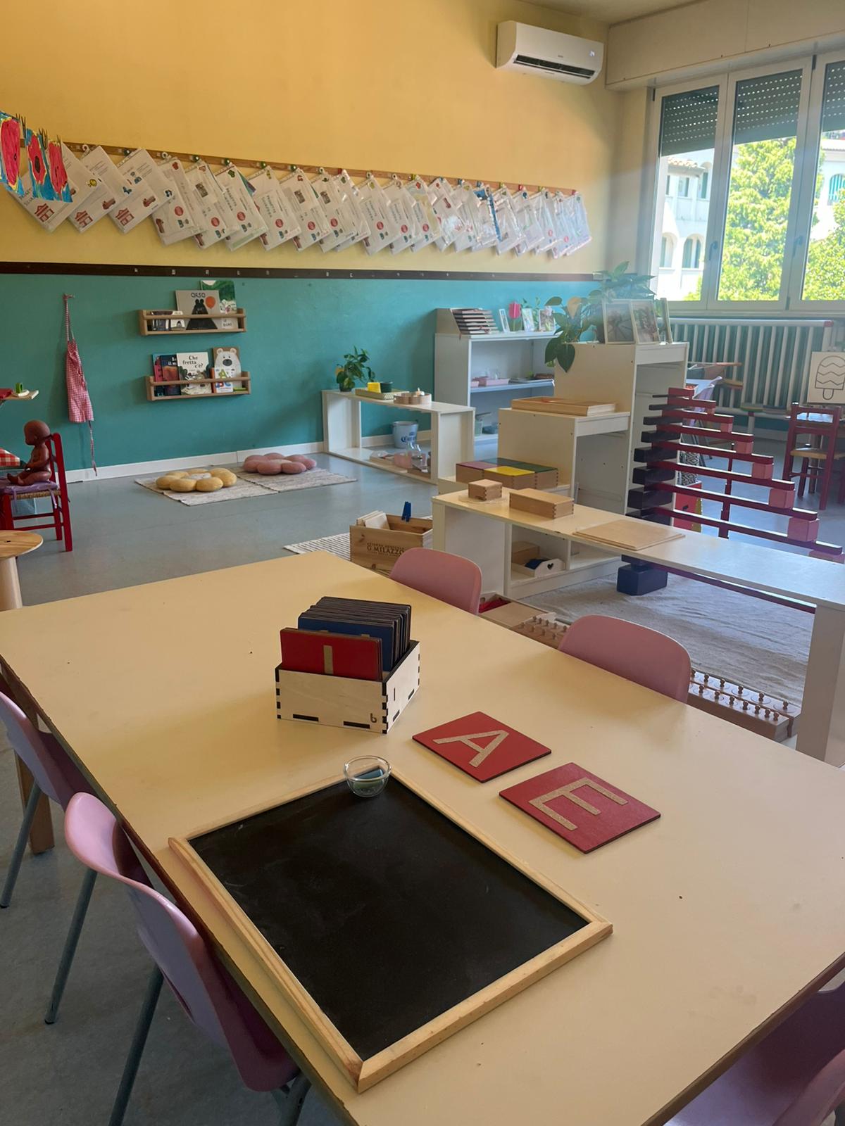 Aula con materiali didattici Montessori
