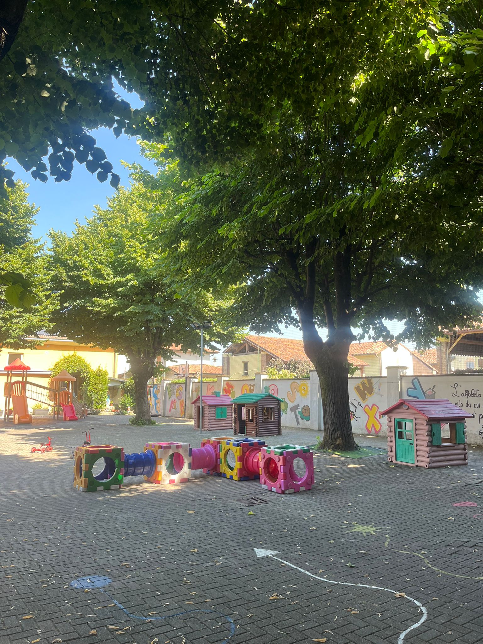 Cortile esterno con giochi e casette