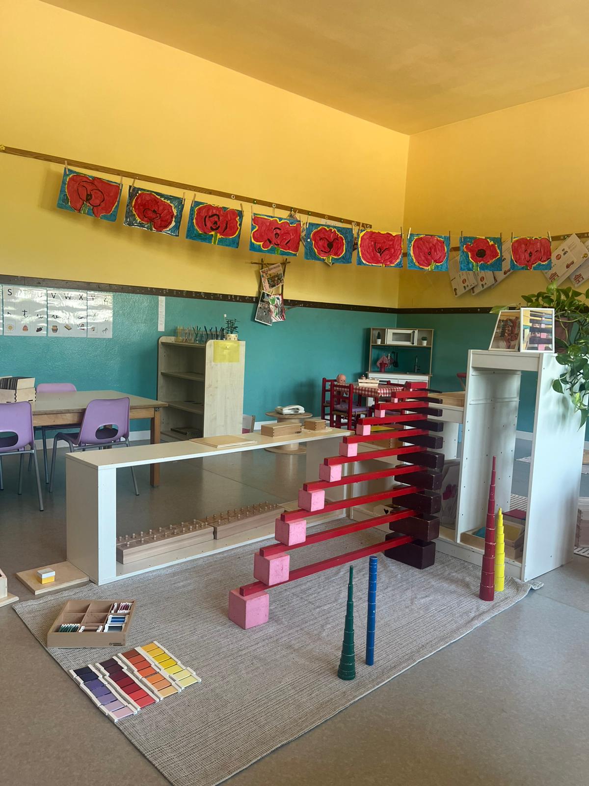 Aula Montessori con materiali didattici
